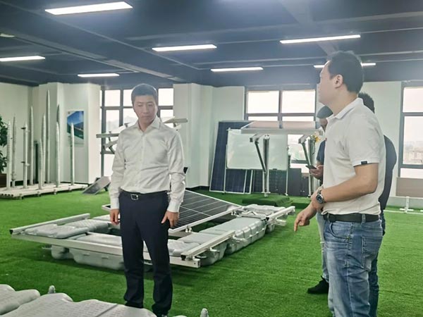 美区领导参观U8体育官网光伏产品展厅