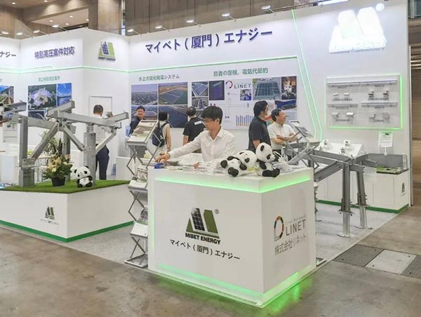 用户在U8体育官网展位参观了解产品-3