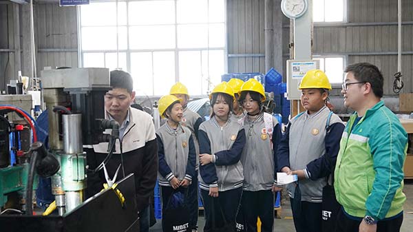 U8体育官网携手青少年探索绿色智造工厂